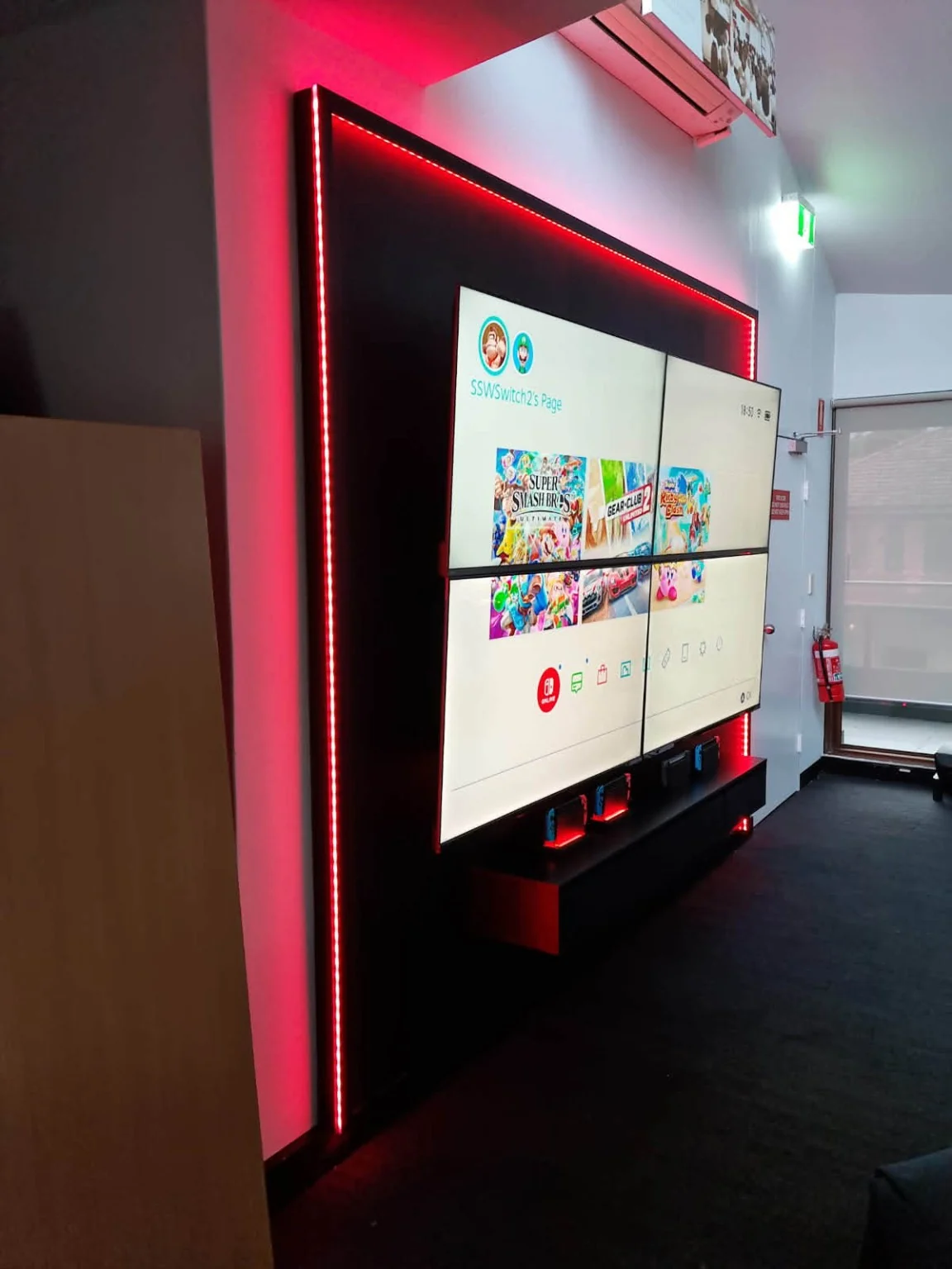 Display and feature-panel detailing.